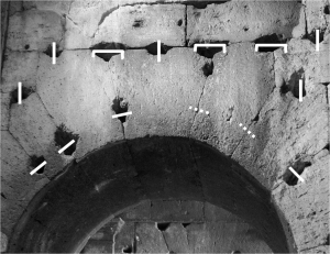 Fig. 7 – Roma , Colosseo, grappe e perni di un arco del secondo ordine.